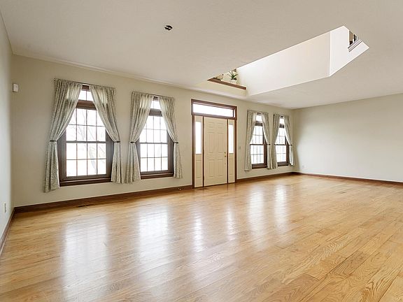 4th image of 1197 Oakwood Ln