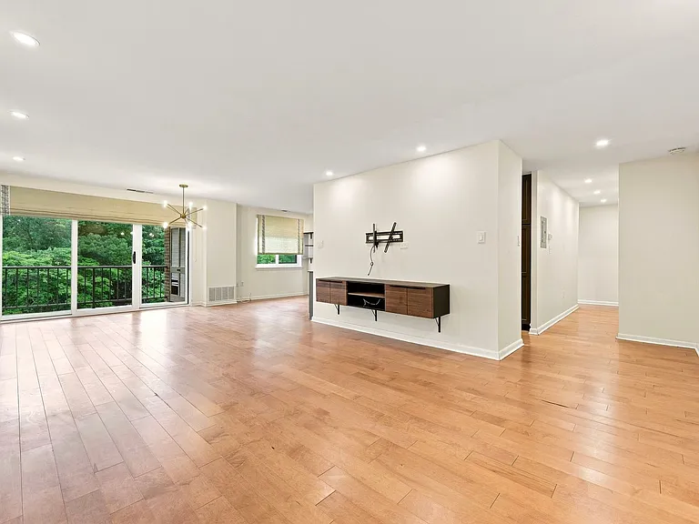 1640 Oakwood Dr #W305 — Photo 2