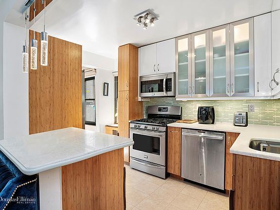 3rd image of 140 E 56th St #202
