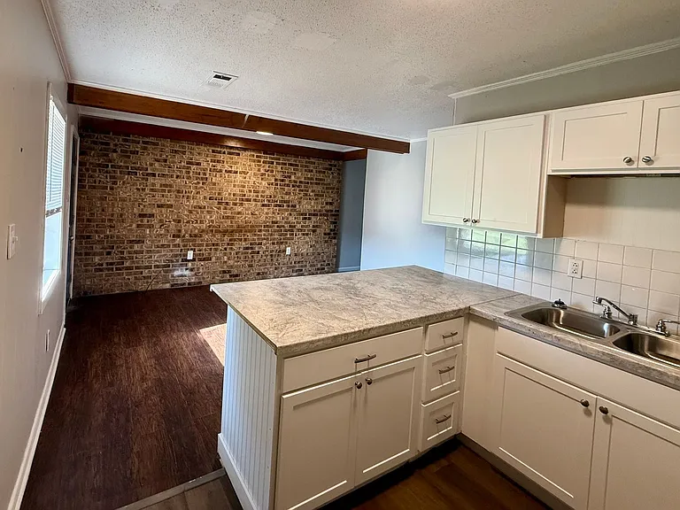 203 N Rogers St — Photo 4
