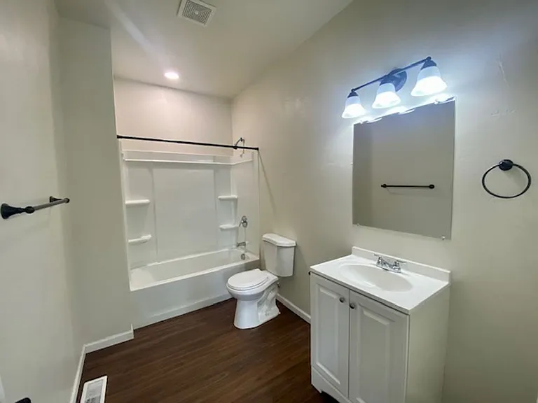 1172 E Walnut St — Photo 10
