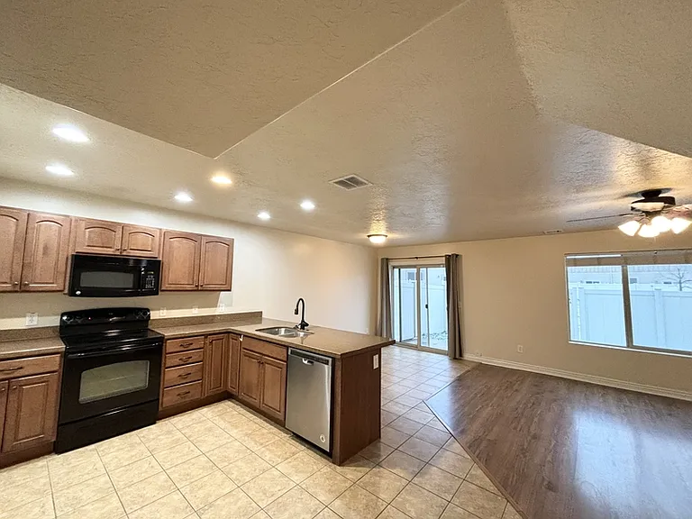 1014 W Village River Ln — Photo 2