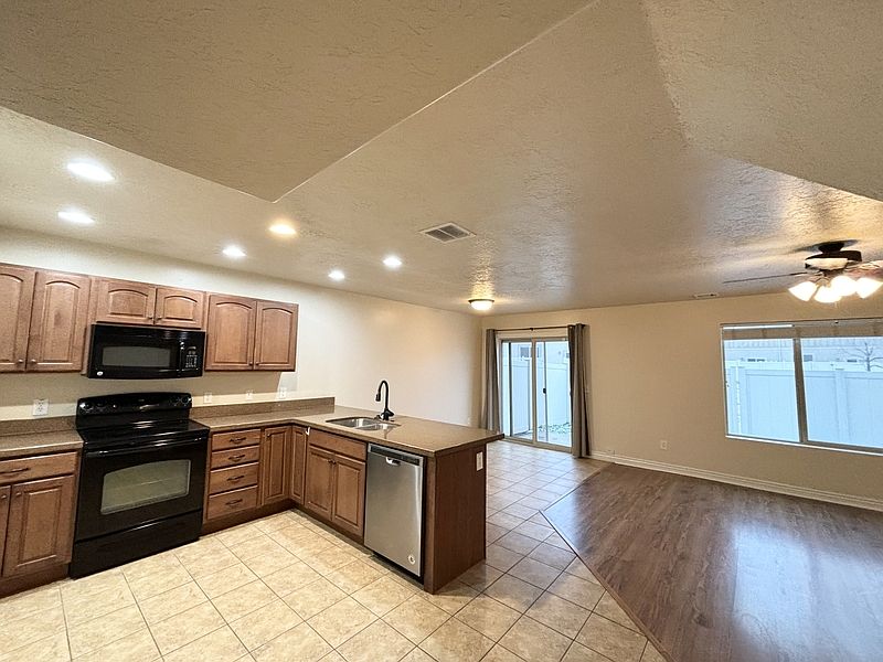 1st image of 1014 W Village River Ln