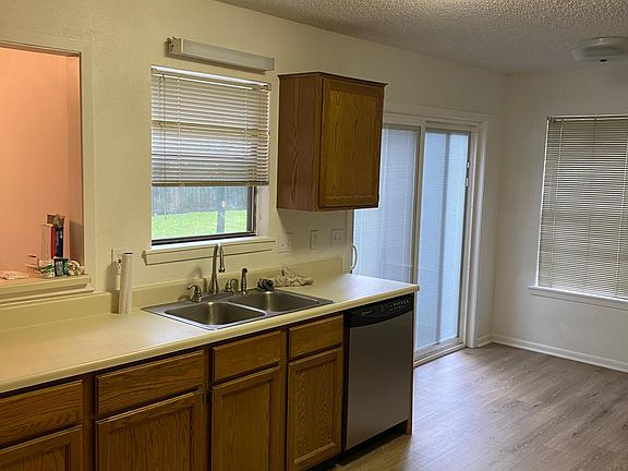 4th image of 101 Castlewood Cir