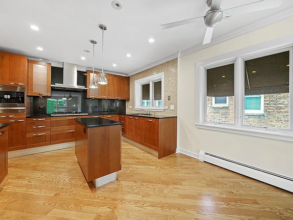 4th image of 2545 W Lunt Ave #2