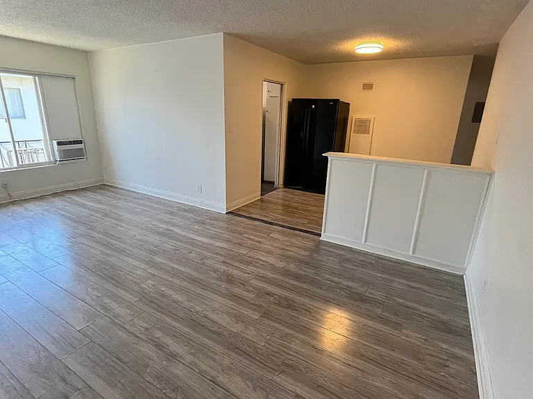 14612 Wyandotte St #9 — Photo 6