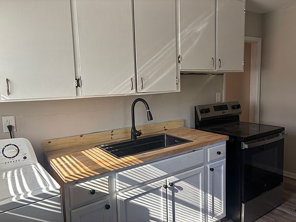 2nd image of 629 Smythe St #B