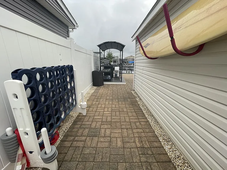 Sylvia Ln — Photo 29