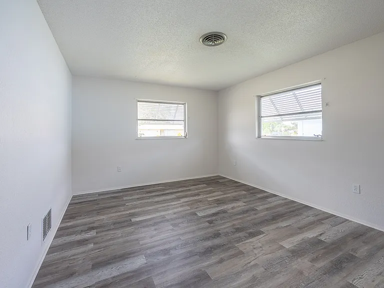 916 Gillespie St — Photo 2