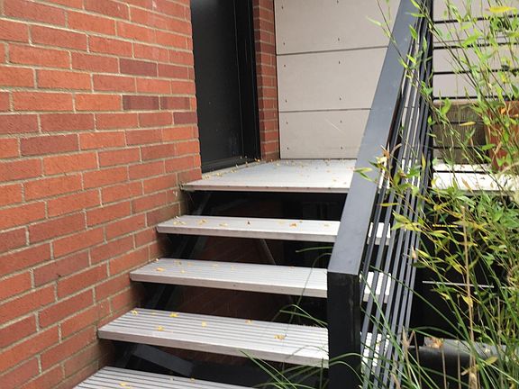3rd image of 2404 Thorndyke Pl W APT 2