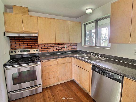 3rd image of 325 NW Dory Dr