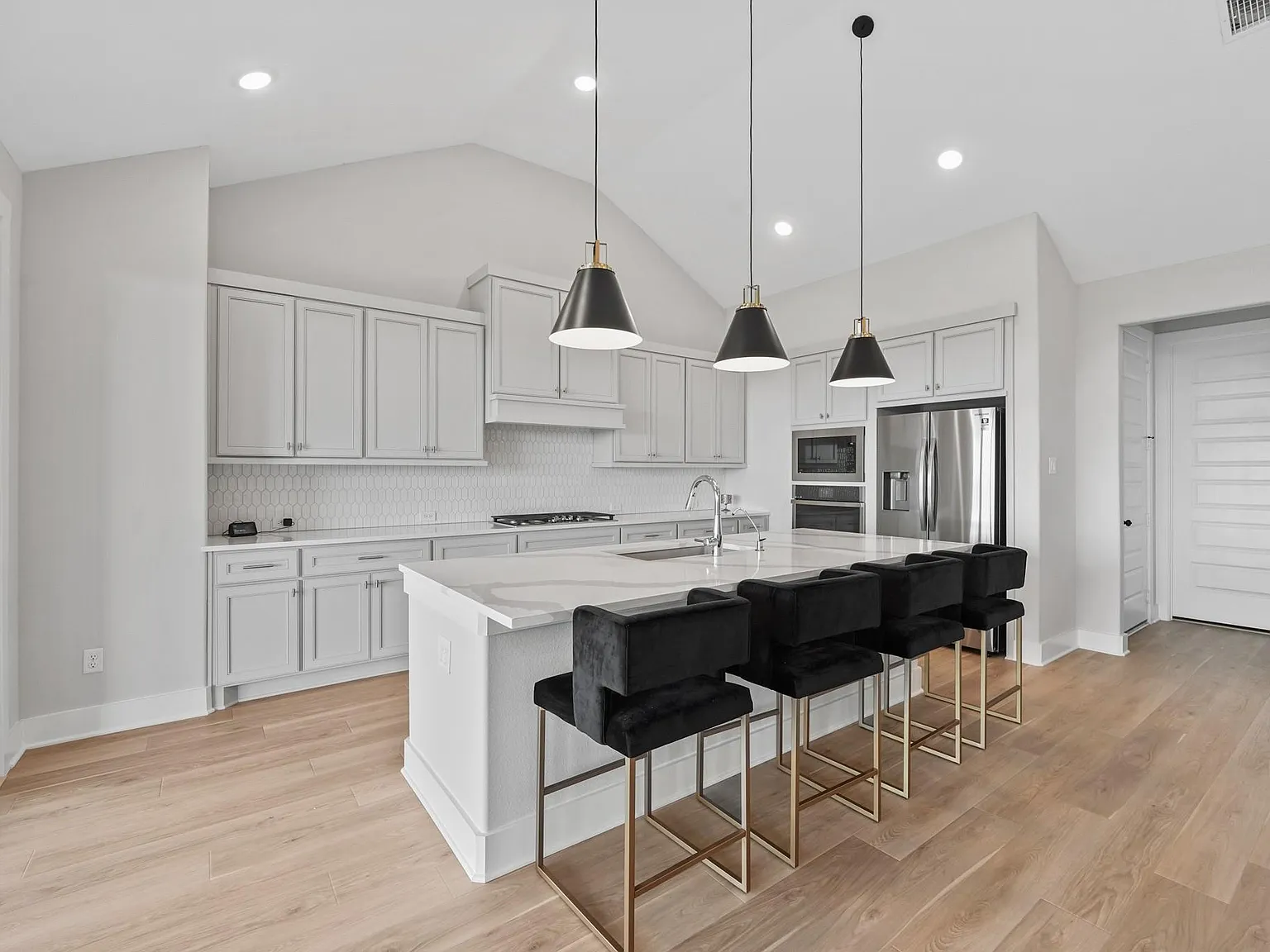 4 bed, 3.5 bath, 3570 sqft, $4,500 — Photo 3