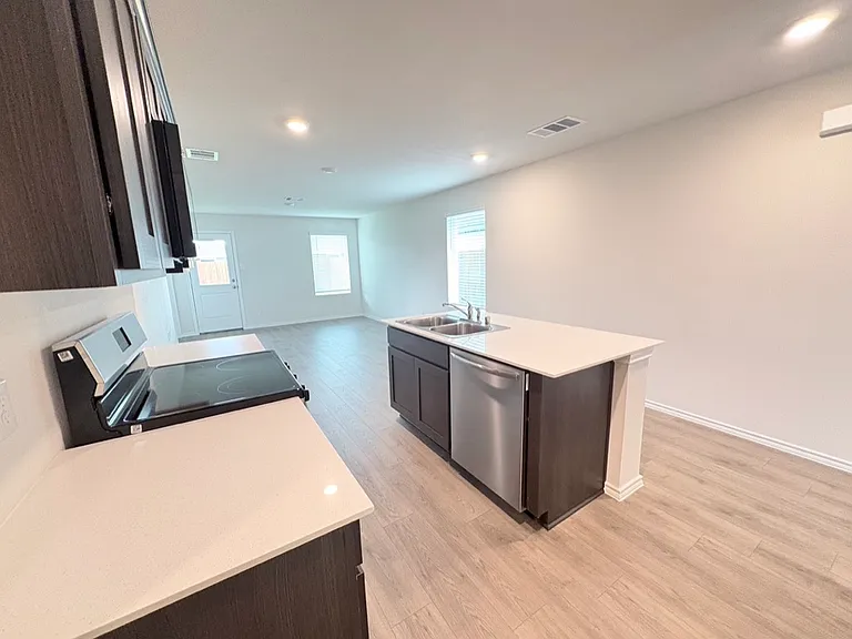 1144 Northfield Dr — Photo 5