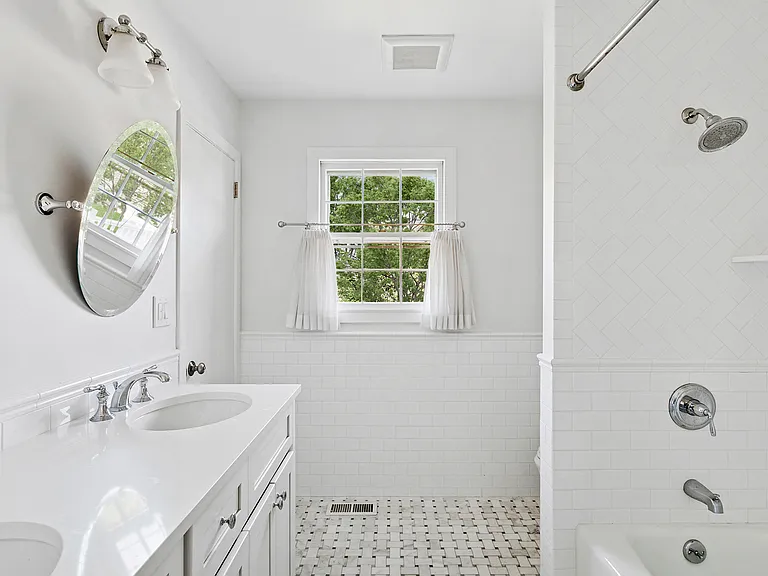 251 Redwood Rd — Photo 6