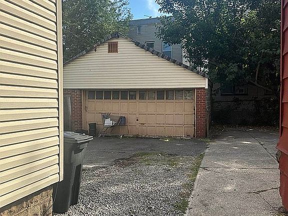 4th image of 141 Roosevelt Ave
