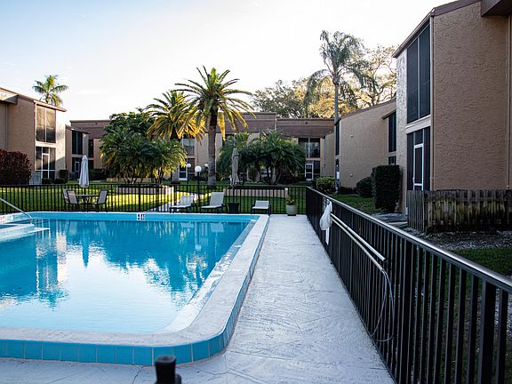 2nd image of 1579 Greenlea Dr APT 6