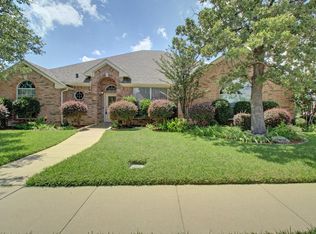 8100 Silver Spur Dr, Arlington, TX 76001