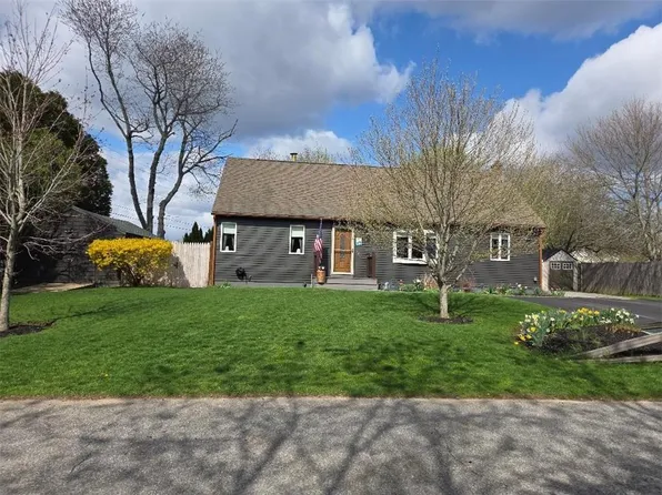 3 Cards Farm Dr, Wyoming, RI 02898