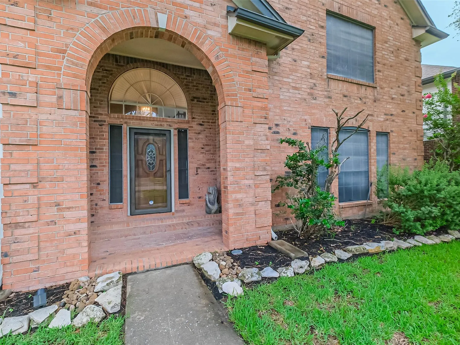 5 bed, 3.5 bath, 3299 sqft, $2,300 — Photo 2