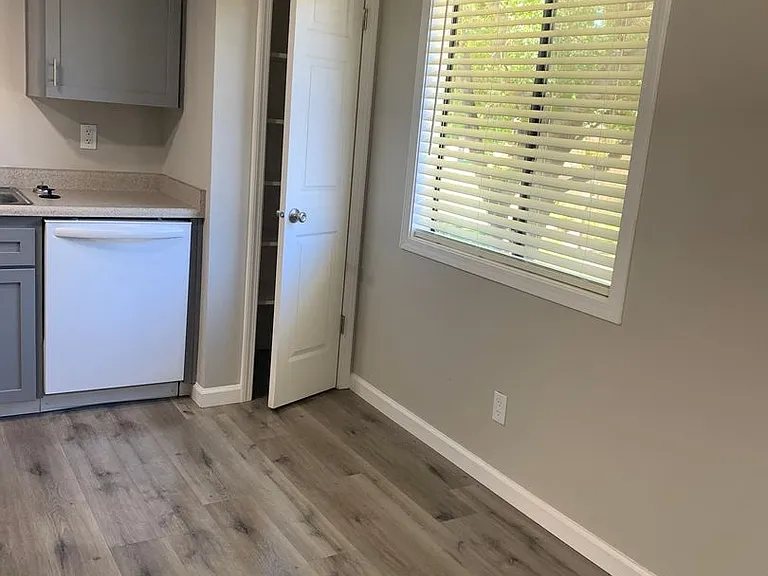 Dry Creek Apartments — Photo 10