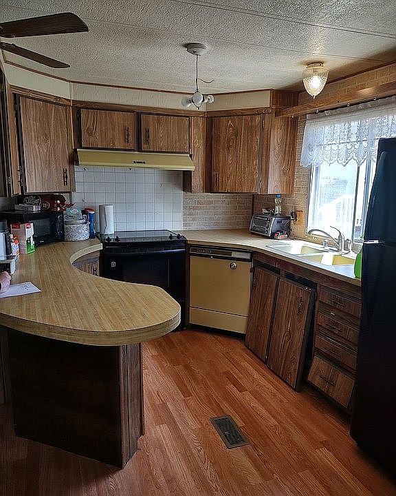 2nd image of 200 W 40th St Trailer 22
