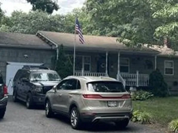 20 Williams St, Center Moriches, NY 11934