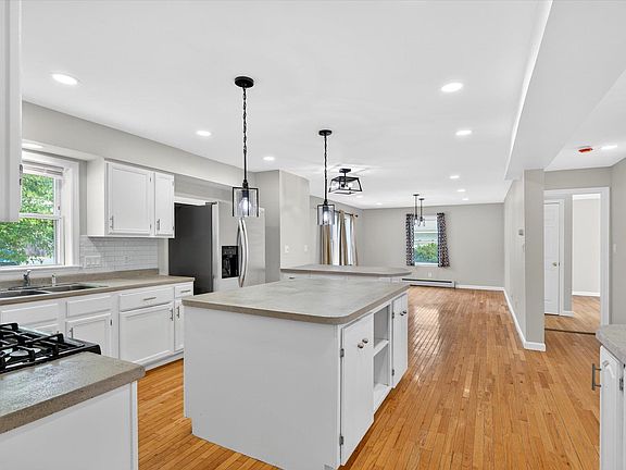 2nd image of 33 Acorn Street