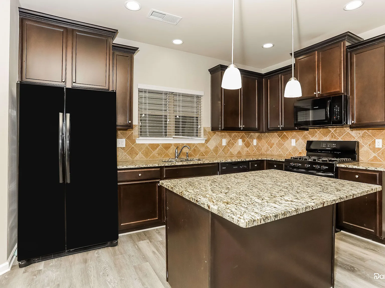 5 bed, 3.0 bath, 2850 sqft, $2,880 — Photo 3