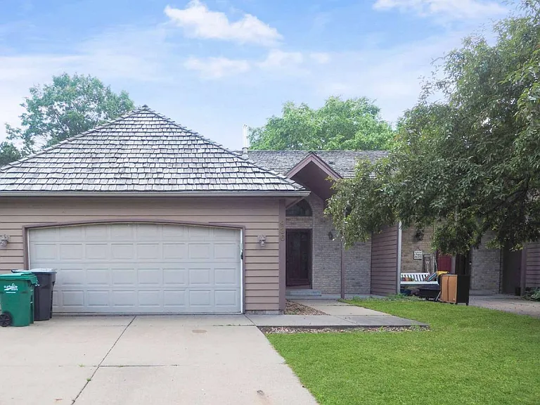 936 Sherwood Rd — Photo 1