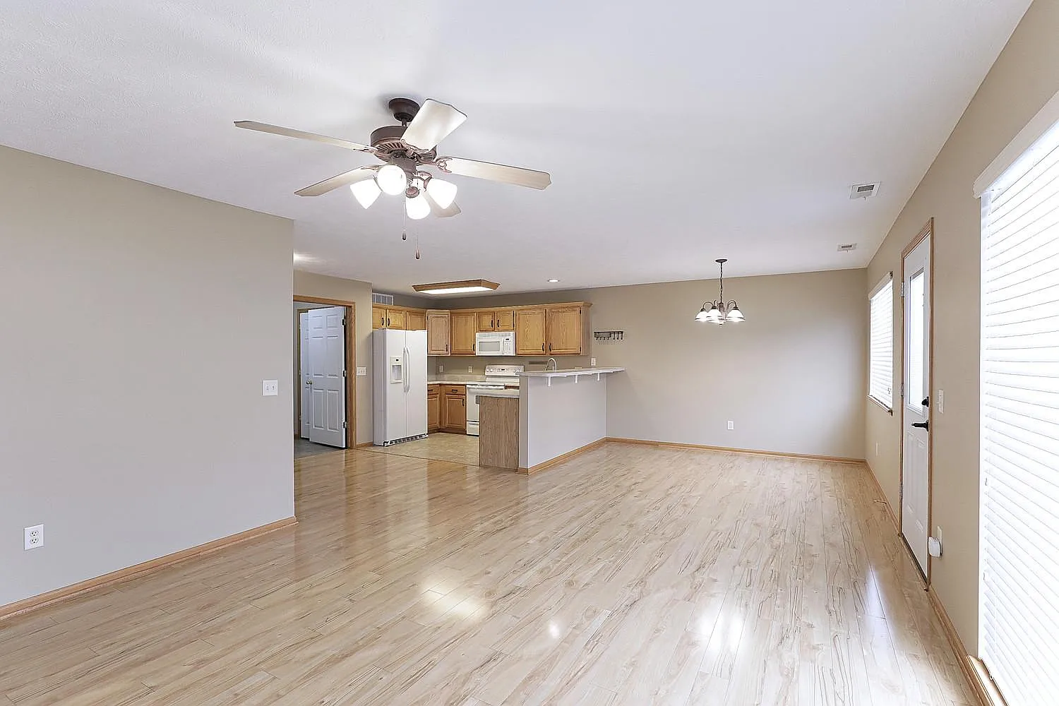 3 bed, 2.5 bath, 1739 sqft, $1,809 — Photo 3
