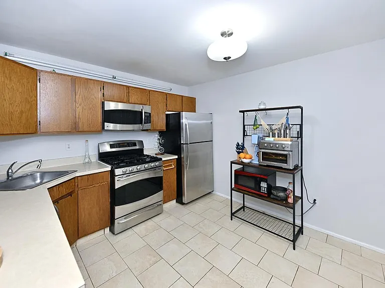 250 Larch Ln #250 — Photo 10