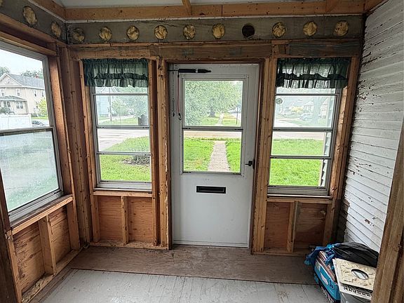 4th image of 1205 Main Ave