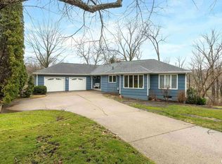 2 Gingerwood Ln, Bettendorf, IA 52722
