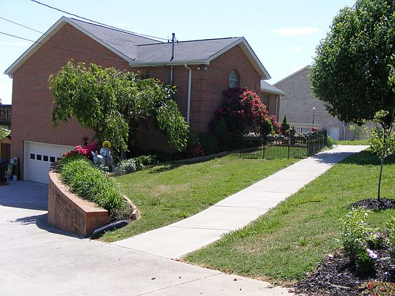 2nd image of 1910 Creekside Cir