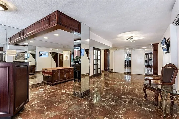 Sold by Karten Real Estate Services LLC | media 20