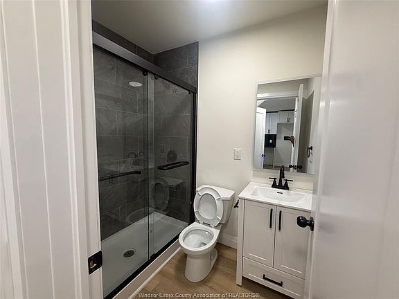 5th image of 643 Pierre Ave #1