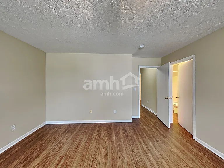 220 Hartford Ct — Photo 8