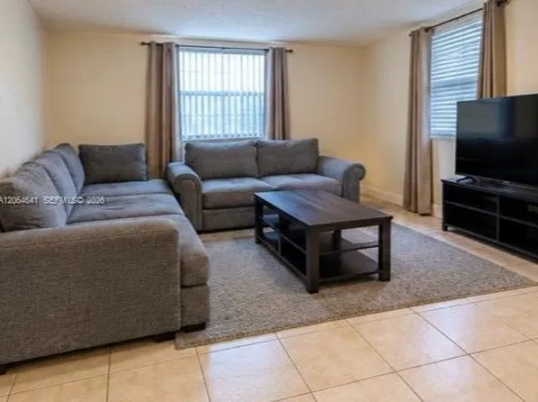 652 NW 3rd St APT 305, Miami, FL 33128