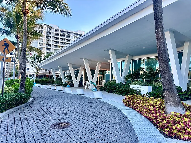 9225 Collins Ave #1111 — Photo 46