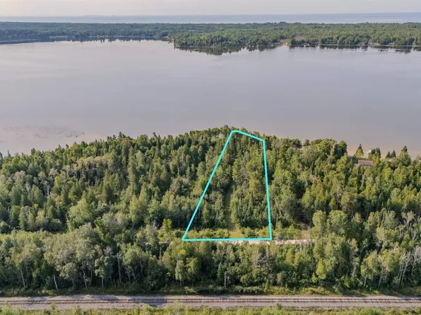 135 Lakefront N Gulliver Lake Rd, Gulliver, MI 49840