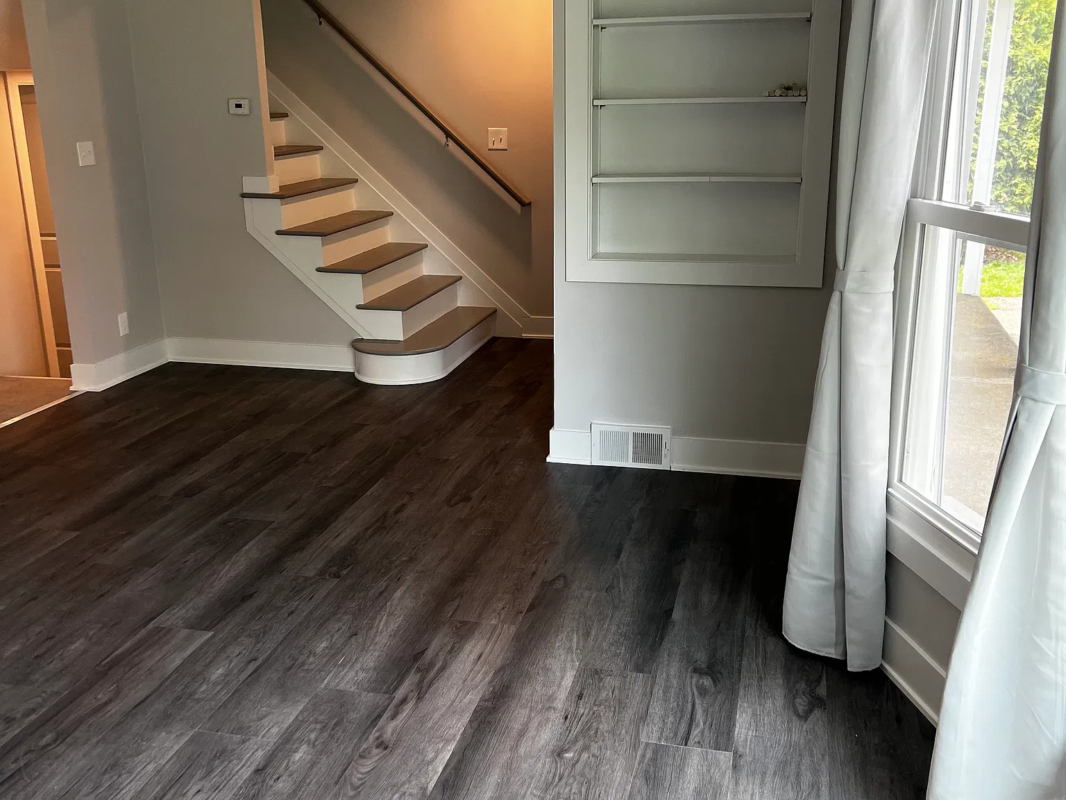 4 bed, 1.5 bath, 2300 sqft, $3,200 — Photo 2