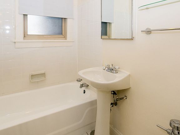 4th image of 517-525 W Brompton Ave #521319