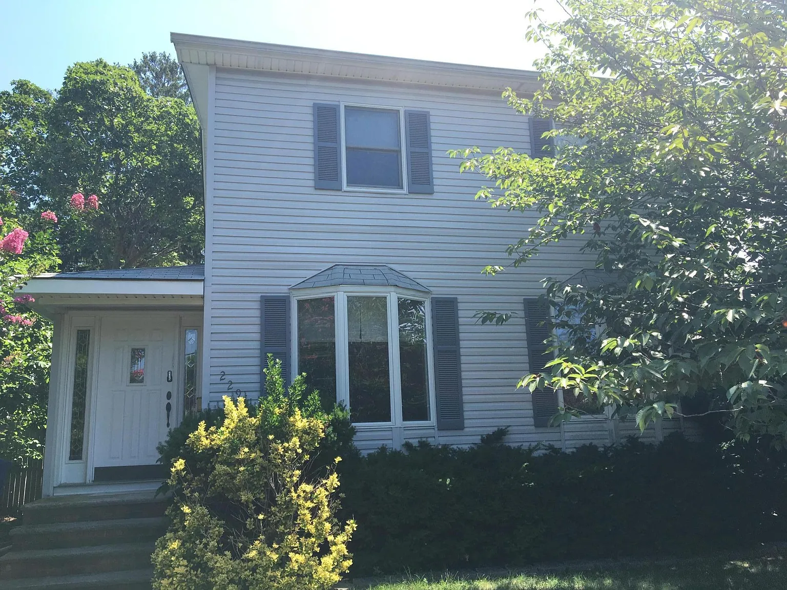 3 bed, 2.5 bath, 3080 sqft, $1,900 — Photo 1