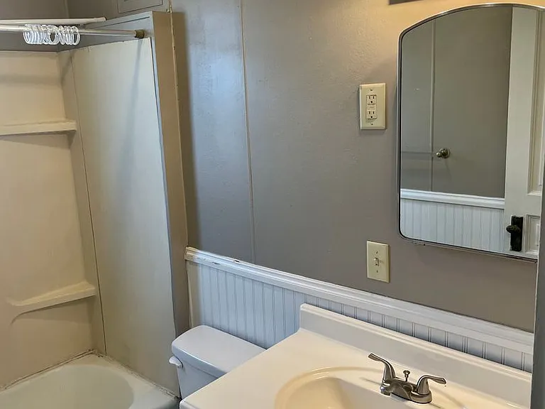 412 W Market St — Photo 5