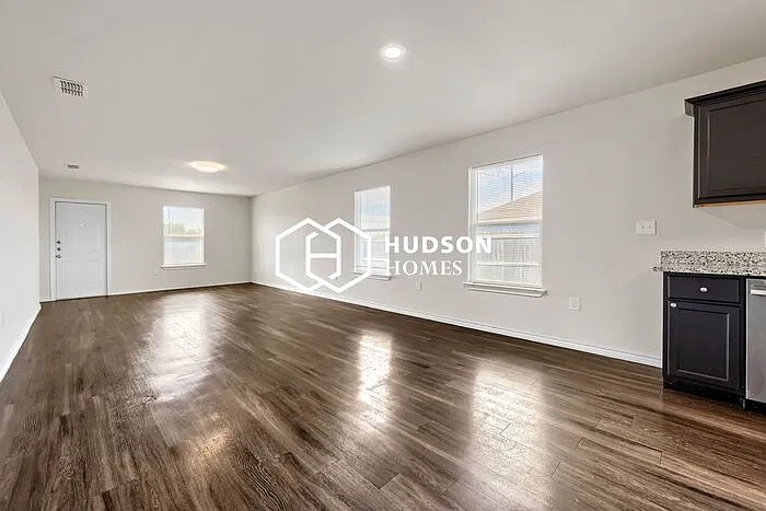 4 bed, 2.0 bath, 1571 sqft, $2,449 — Photo 4