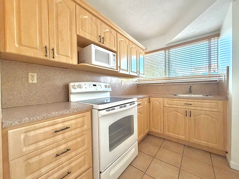 1912 SW 17th Ave #21 — Photo 8
