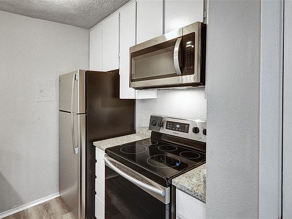 KITCHEN WITH STAINLESS STEAL APPLIANCES