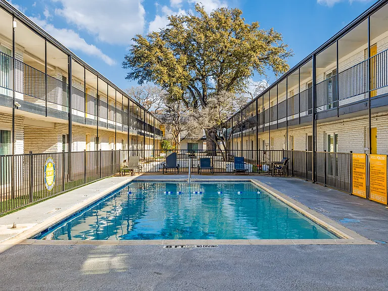 Hart House Apartments — Photo 4