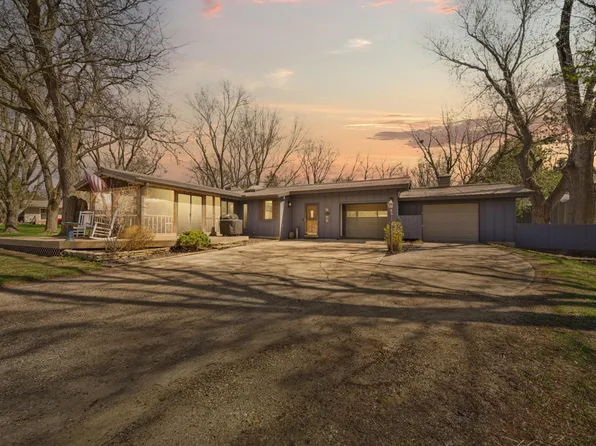 1304 34th Dr NE, Austin, MN 55912