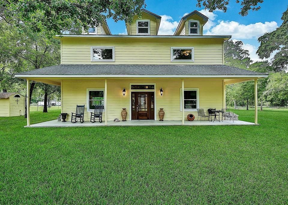 Farmhouse living in the heart of Spring TX. Beautiful wood stained front door, plenty of windows adds natural light to all rooms.